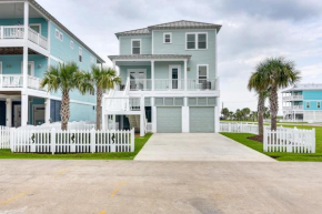 Walk to Ocean Beach House with 2 Decks in Galveston
